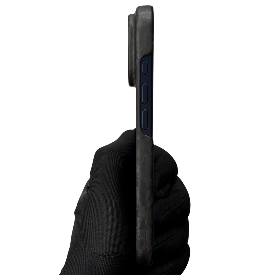 Карбоновый чехол Apple iPhone 17 Pro (Crater Forged)